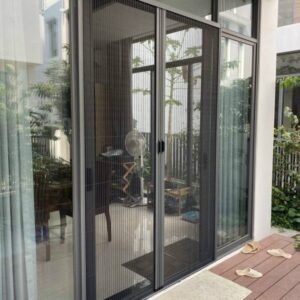 cua-luoi-chong-muoi-dang-ray-xich